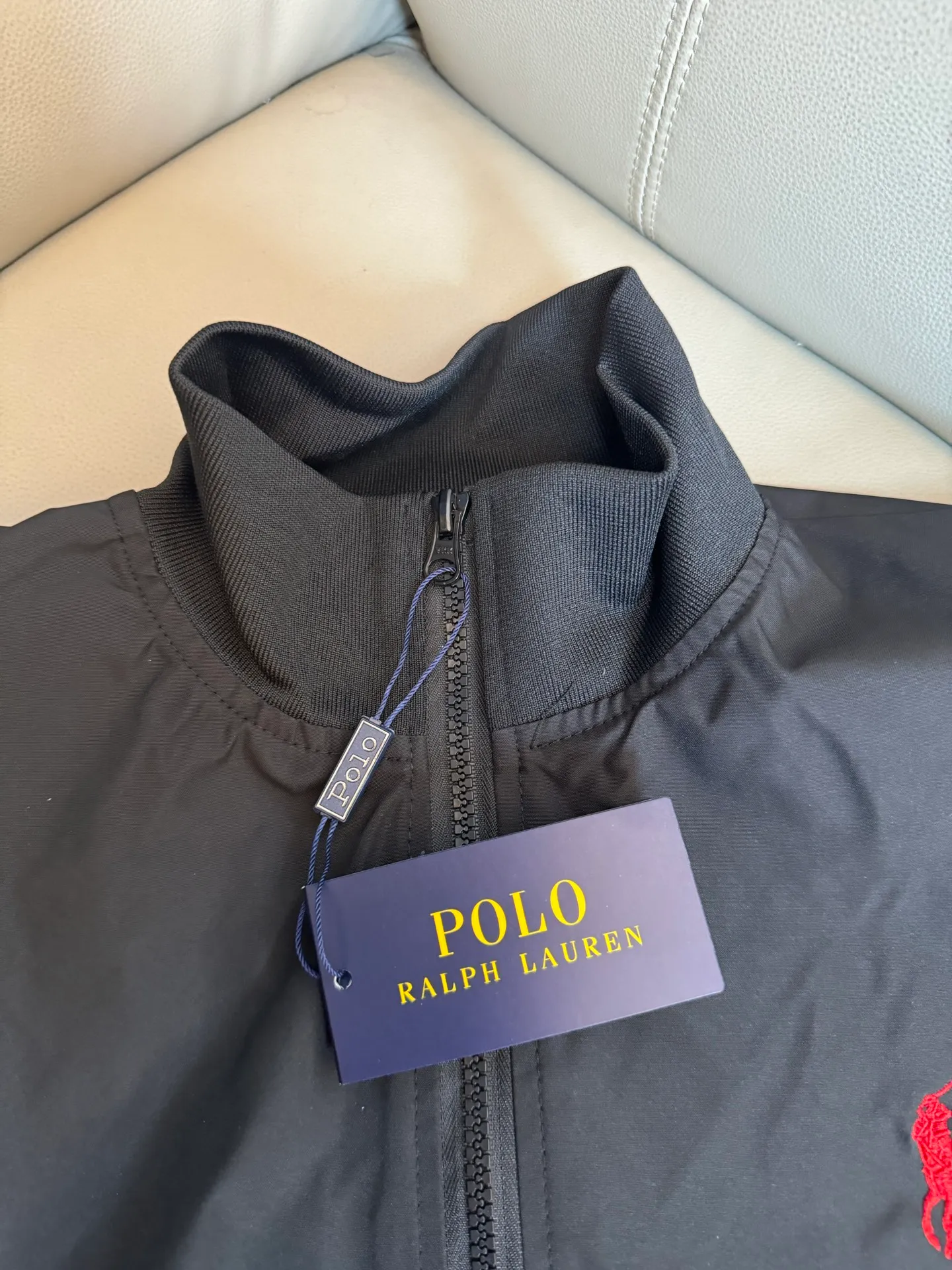 P320 Ralh Lauren men's old money style veteran stand collar workwear Harrington jacket. Ralh Lauren has gone crazy this year. The upper body of major Internet celebrities. The fabric has a double-layer shin feel and is full of weight! It's not as heavy as a regular jacket, and the ordinary cotton material feels really different. This one is super comfortable, soft and stylish, and has a green plaid interior that has a retro movie fashion feel! The fit is loose but not baggy. The size is just right and not too picky. The dropped shoulder design modifies the shoulder shape without making it look bulky. This silhouette is a style that will never go out of style after being worn for a long time. The upper body is also very durable and recognizable. The loose and reasonable fit can be worn by both men and women, making it easy to create a clean and refreshing youthful look. The embroidery on the chest is all German Oman embroidery fiber with original data. The embroidery process is very particular. It uses Japanese Tajima machines to ensure the embroidery is exquisite and three-dimensional. That is what I said is different from the ones on the market. Regarding the workmanship, the version is a loose version and can be used by boys and girls!! Color: black, navy, size: S-XL